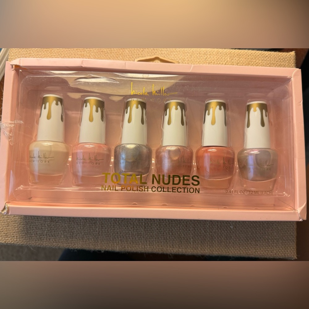Nicole Miller polish set